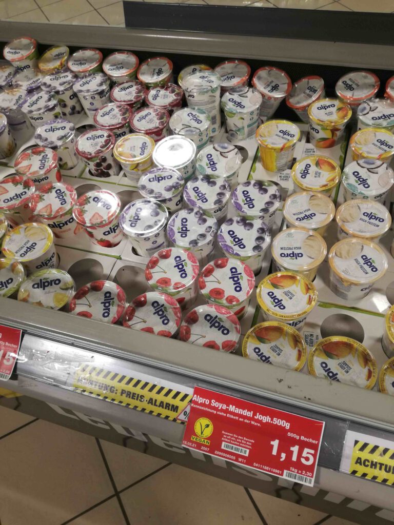 Viele Packungen von Alpro Yoghurt im Supermarkt