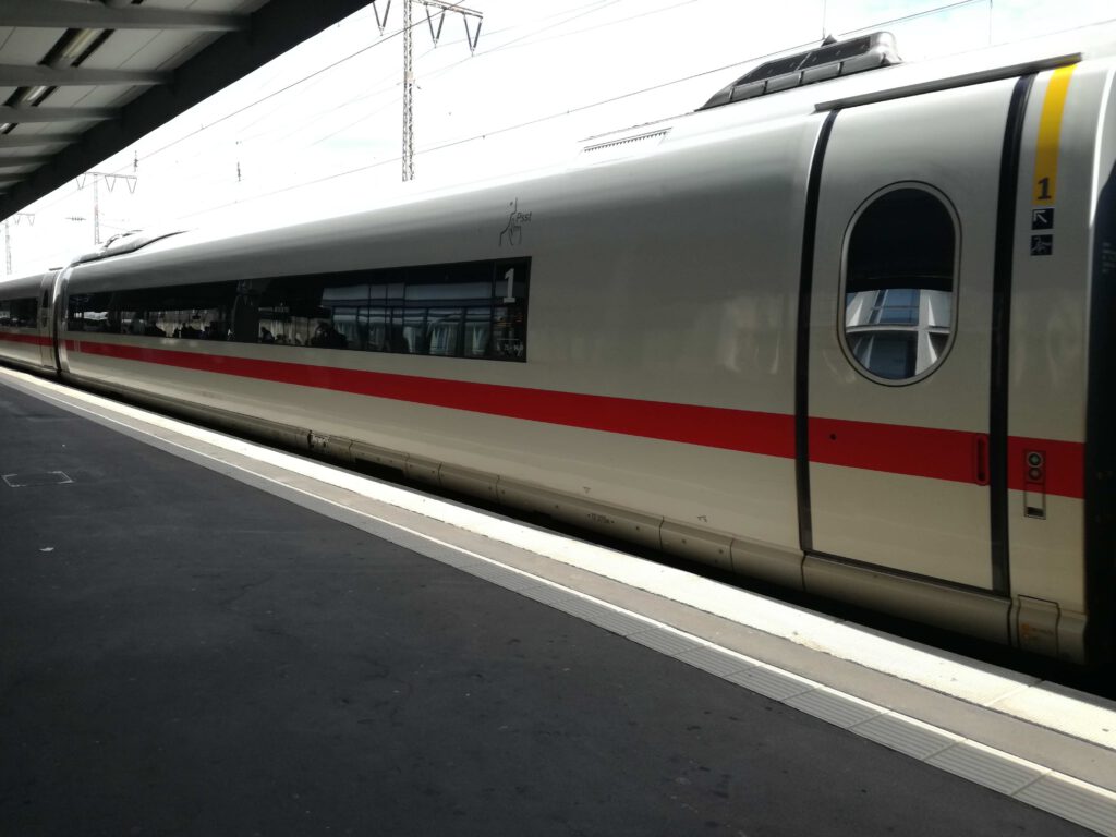 ICE Zug in Deutschland Bahnhof