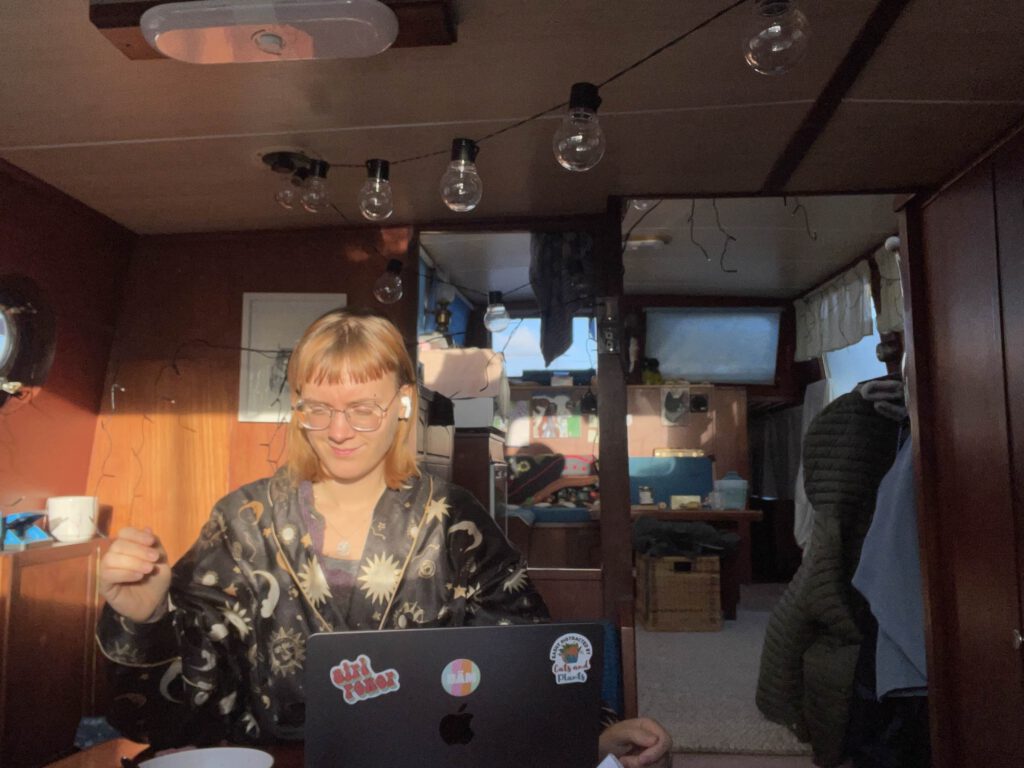 Juiane auf einem Boot im Homeoffice