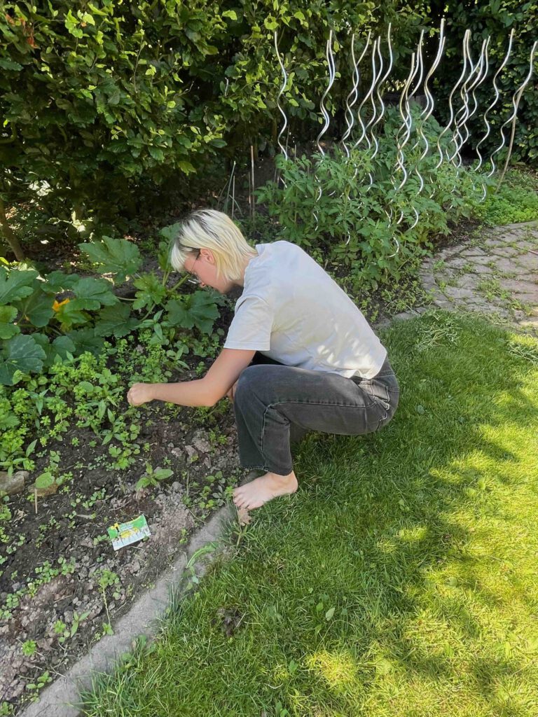 Juli arbeitet im Gemüsebeet