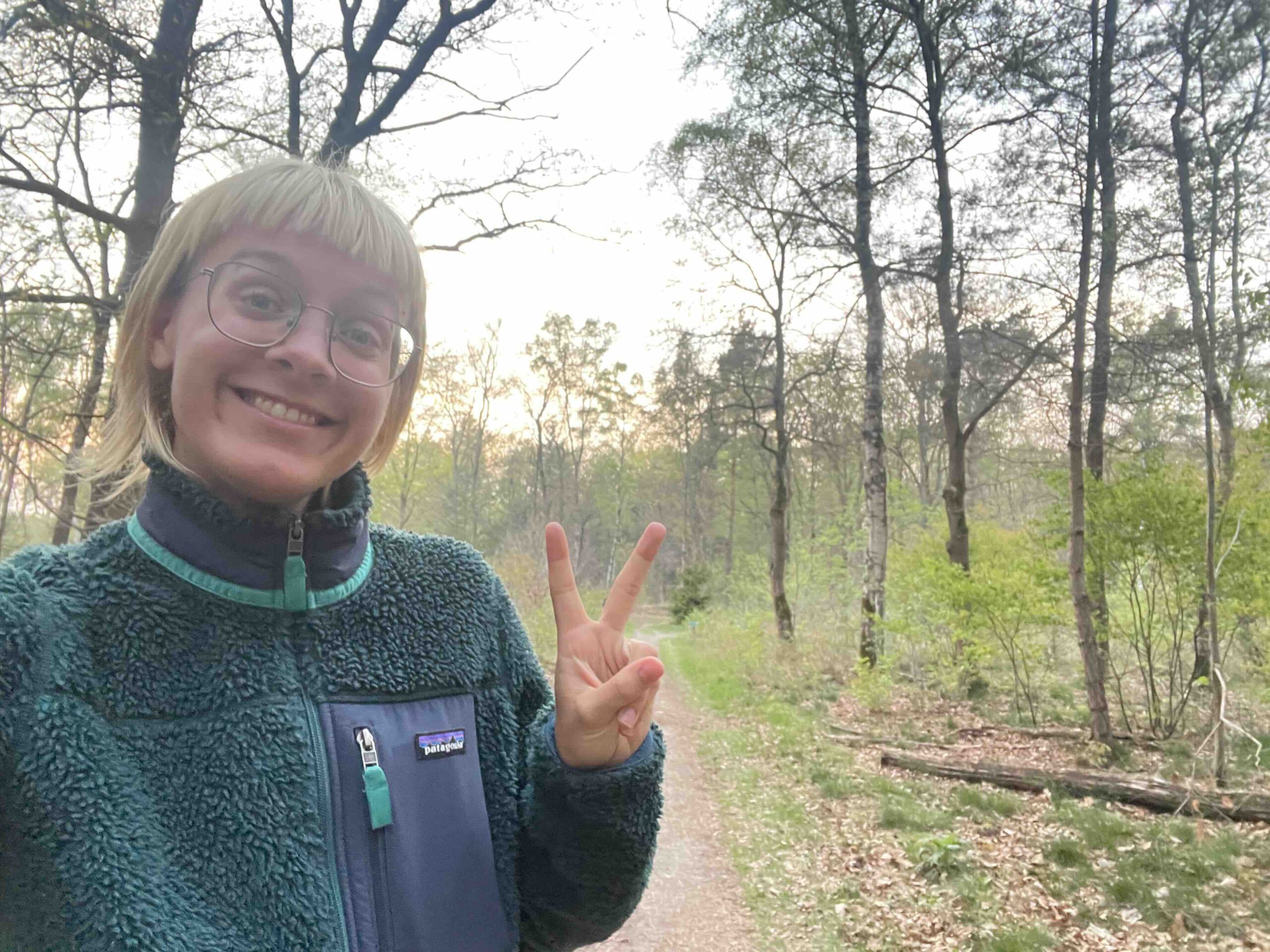 Minimalistin Juli von Newlyjuli Blog wandert mit leichtem Gepäck durch deutschen Wald - nachhaltiges Leben in der Natur